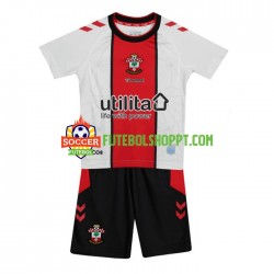 Camisola Júnior Southampton Principais Equipamento 2022-2023 Manga Curta Camisola Júnior Southampton Principais Equipamento 2022-2023 Manga Curta
