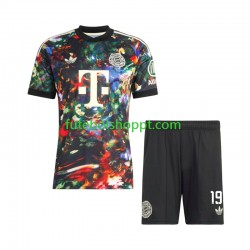 Camisola Júnior Bayern de Munique Alphonso Davies 19 Oktoberfest Principais Equipamento 2026-2027 Manga Curta